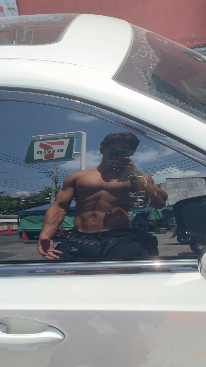Victor, spiegelselfie in de autoruit in Thailand